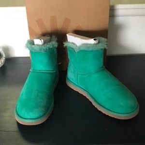 UGG mini Bailey Button sz 8